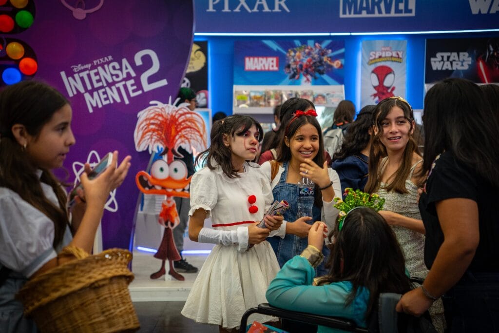 Asistentes a la Feria Internacional del Libro de Guadalajara, el 30 de noviembre 2024.