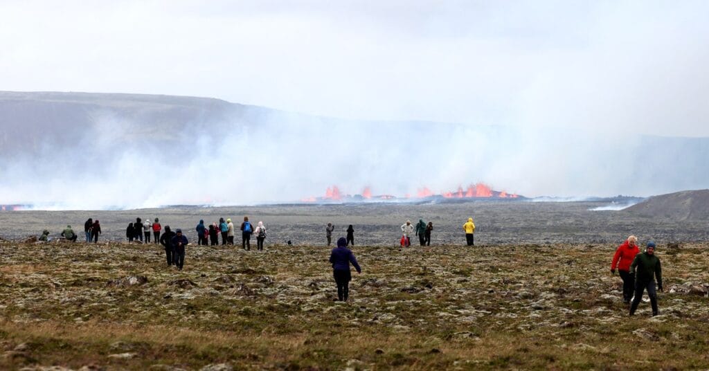 Sobrevolé un volcán islandés en erupción en helicóptero. Quizás tú también puedas