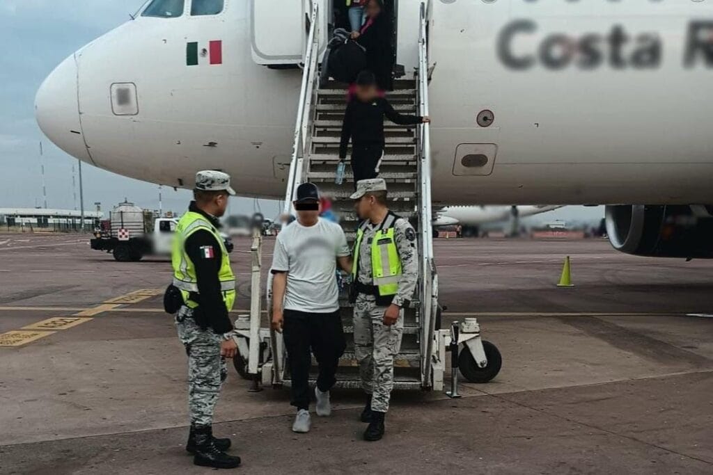 Un avión aterriza de emergencia en México, después de que un pasajero tratara de secuestrarlo y llevarlo a EE UU